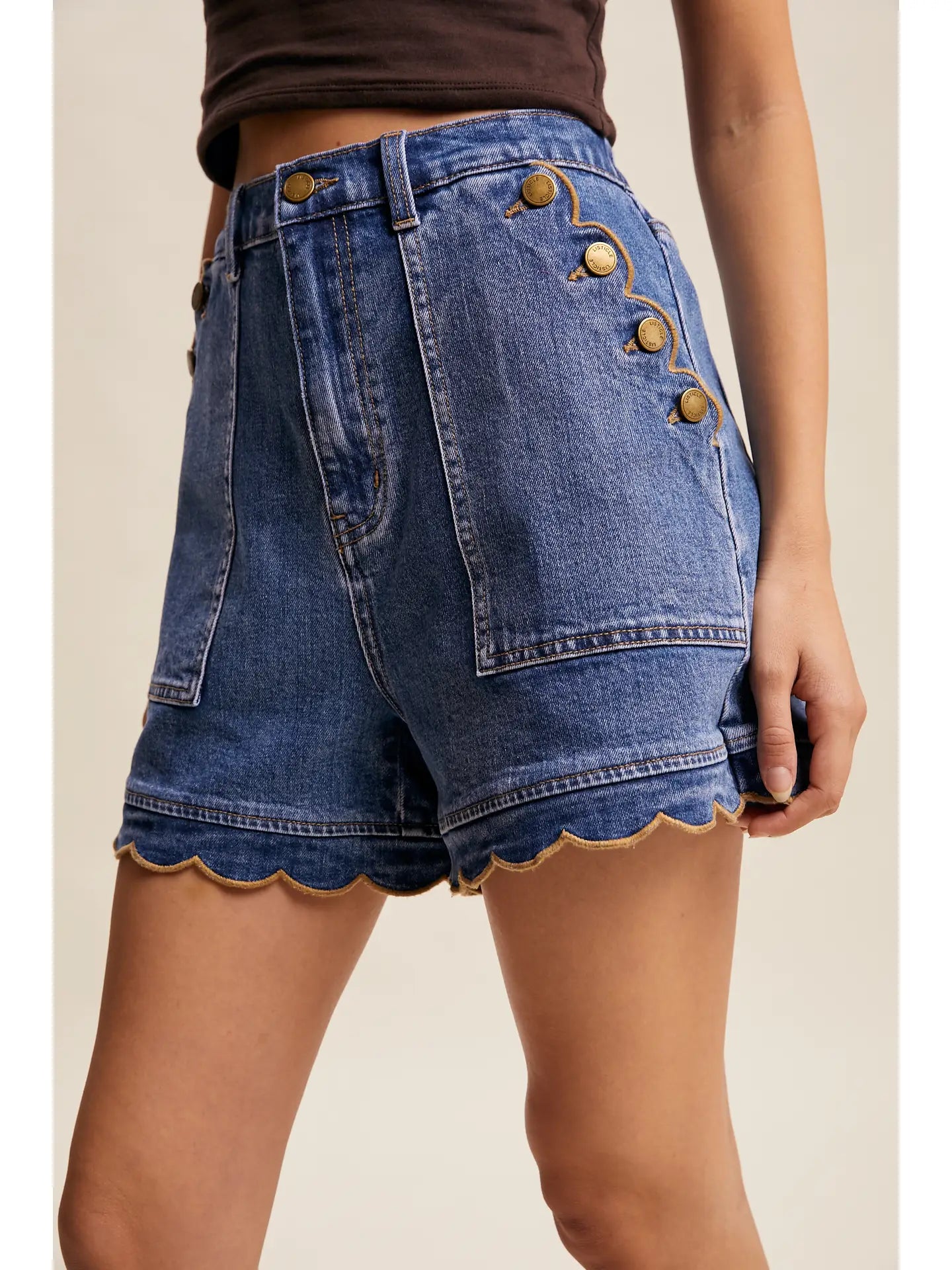 Scallop Button Side Shorts